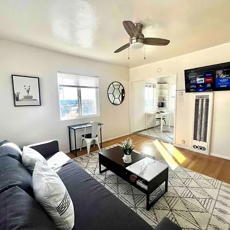 Minimalist 1 Bed By Airport & Old Town Apartment